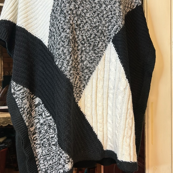Reitmans poncho sweater - Picture 3 of 9